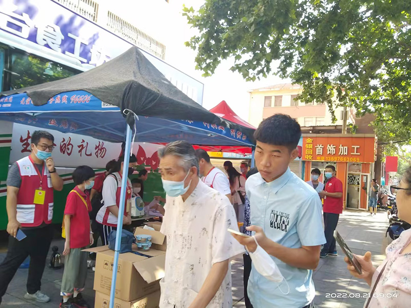 热血真情，，，，，，，，华纳娱乐国货开展无偿献血公益活动