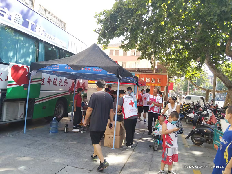 热血真情，，，，，，，，华纳娱乐国货开展无偿献血公益活动