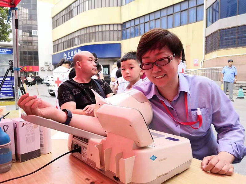 热血真情，，，，，，，，华纳娱乐国货开展无偿献血公益活动